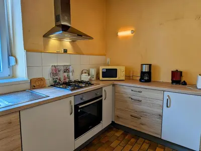 Cuisine ou kitchenette dans l'établissement Appartement charmant au pied du Plateau des Mille Etangs à Mélisey - FR-1-583-425