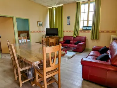Télévision ou salle de divertissement dans l'établissement Appartement charmant au pied du Plateau des Mille Etangs à Mélisey - FR-1-583-425