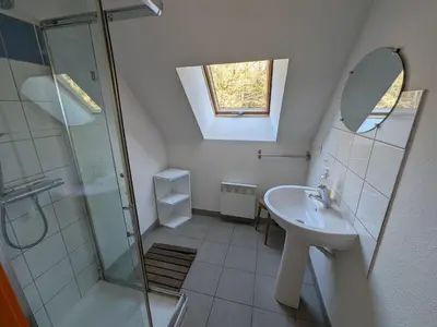 Salle de bains dans l'établissement Gîte Le Séquoia: Confort pour 17 personnes, idéal pour randonner dans les Vosges Saônoises - FR-1-583-426