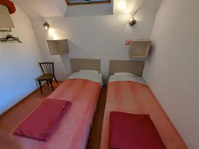 Un ou plusieurs lits dans un hébergement de l'établissement Gîte Le Séquoia: Confort pour 17 personnes, idéal pour randonner dans les Vosges Saônoises - FR-1-583-426