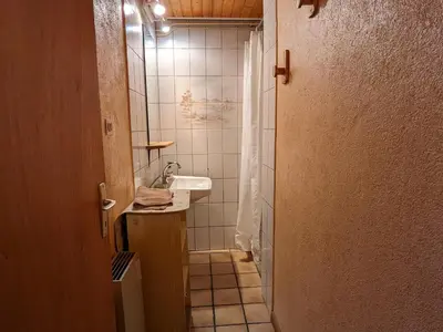 Salle de bains dans l'établissement Gîte isolé au cœur des Vosges, parfait pour randonnées - FR-1-583-430