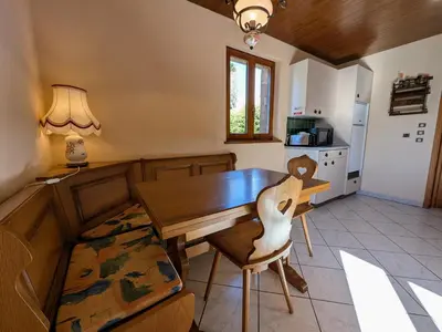 Coin salon dans l'établissement Gîte chaleureux dans les Vosges avec cheminée - FR-1-583-437