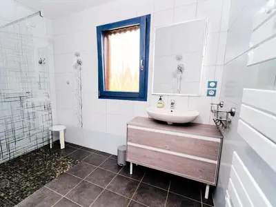 Salle de bains dans l'établissement Gîte écologique calme proche Vosges, accueil PMR - FR-1-583-465