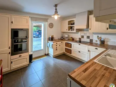 Cuisine ou kitchenette dans l'établissement Gîte spacieux au cœur des Vosges du Sud avec jardin et parking sécurisés - FR-1-583-462