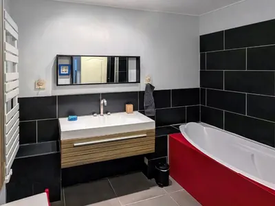 Salle de bains dans l'établissement Gîte spacieux au cœur des Vosges du Sud avec jardin et parking sécurisés - FR-1-583-462