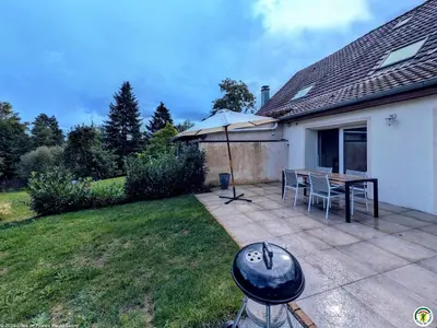Jardin de l'établissement Gîte spacieux au cœur des Vosges du Sud avec jardin et parking sécurisés - FR-1-583-462