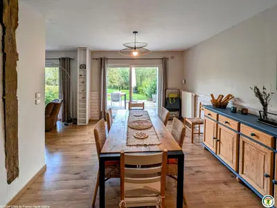 Coin salon dans l'établissement Gîte spacieux au cœur des Vosges du Sud avec jardin et parking sécurisés - FR-1-583-462
