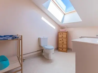 Salle de bains dans l'établissement Gîte familial dans les Vosges avec WiFi inclus - FR-1-583-443