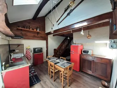 Cuisine ou kitchenette dans l'établissement Gîte paisible dans une ancienne ferme avec WIFI et parking à Saint-Bresson - FR-1-583-440