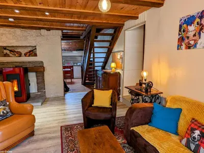 Coin salon dans l'établissement Gîte paisible dans une ancienne ferme avec WIFI et parking à Saint-Bresson - FR-1-583-440