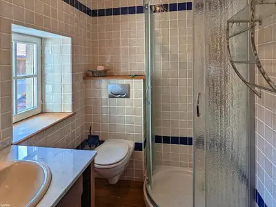 Salle de bains dans l'établissement L'Échappée : Gîte Authentique avec Spa à Faucogney-et-la-Mer - FR-1-583-495