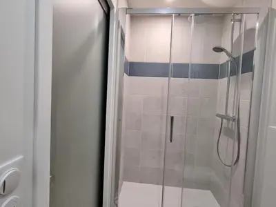 Salle de bains dans l'établissement L'Échappée : Gîte Authentique avec Spa à Faucogney-et-la-Mer - FR-1-583-495