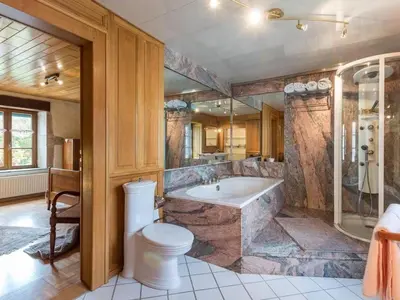 Salle de bains dans l'établissement Charme Authentique au Moulin de Saphoz avec Grand Jardin - FR-1-583-499