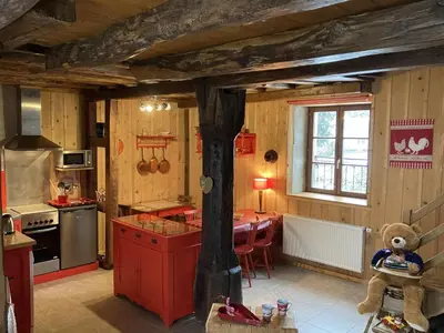 Cuisine ou kitchenette dans l'établissement Charme Authentique au Moulin de Saphoz avec Grand Jardin - FR-1-583-499