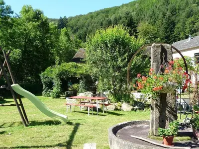 Jardin de l'établissement Charme Authentique au Moulin de Saphoz avec Grand Jardin - FR-1-583-499