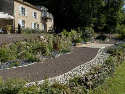 Jardin de l'établissement Gîte du Bois des Hauts : Confort en pleine nature, proche Plateau des 1000 Étangs - FR-1-583-439