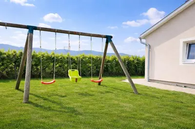 Aire de jeux pour enfants de l'établissement Le Champ des Rêves - Terrasse - Parking privé