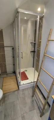Salle de bains dans l'établissement AU MENILOIS entre Montagne et Forêt