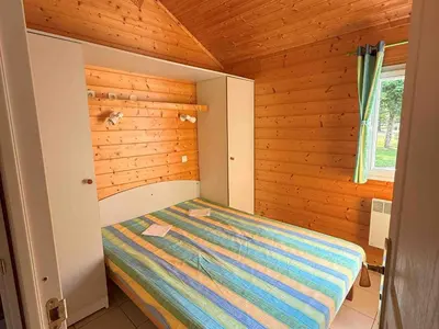 Un ou plusieurs lits dans un hébergement de l'établissement Chalet Edelweiss au cœur de la nature vosgienne - FR-1-583-441