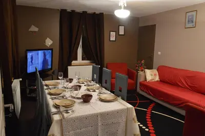 Télévision ou salle de divertissement dans l'établissement Rochire Location 2