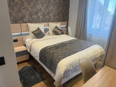 Un ou plusieurs lits dans un hébergement de l'établissement Appart Hôtel la roseraie