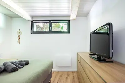 Télévision ou salle de divertissement dans l'établissement Chalet 'La Forêt Enchantée', nature, calme et jacuzzi au coeur de la Vallée