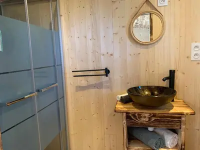 Salle de bains dans l'établissement La Ramure - Tiny chalet et sauna privatif, vue lac et pêche en famille