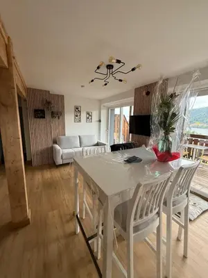 Coin salon dans l'établissement Appartement avec vue lac