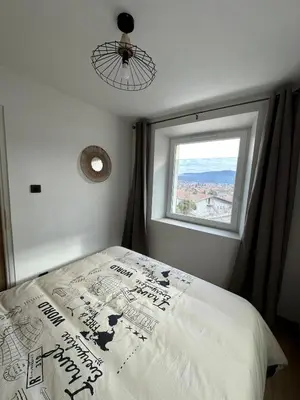 Un ou plusieurs lits dans un hébergement de l'établissement Appartement avec vue lac
