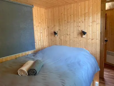 Un ou plusieurs lits dans un hébergement de l'établissement L'Écorce & le Tanin - 2 cabanes cosy pour 4, pêche