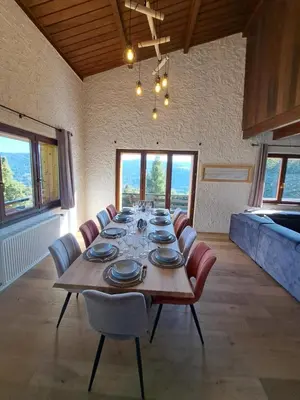 Coin salon dans l'établissement Chalet Le Belvédère, vue exceptionnelle dans les Hautes Vosges