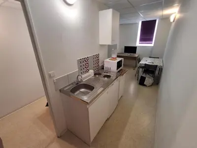 Cuisine ou kitchenette dans l'établissement Studio meublé Sochaux 309