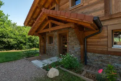 Jardin de l'établissement Coeur de Marie chalet d'exception avec sauna Gérardmer Le Domaine des Fleurs