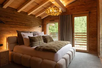 Un ou plusieurs lits dans un hébergement de l'établissement Forest Lodge, a luxury chalet with sauna and jacuzzi