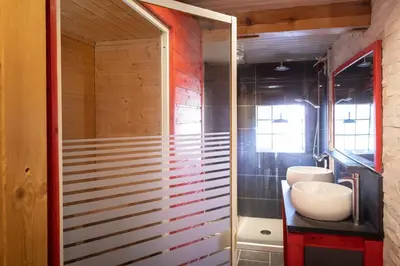 Salle de bains dans l'établissement Gîte 3 étoiles avec sauna individuel chez Chanchan de 1 a 6 personnes