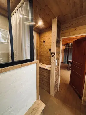 Salle de bains dans l'établissement Les Brimbelles