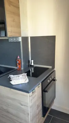 Cuisine ou kitchenette dans l'établissement Bel appartement au calme dans copropriété t 3 hauteur Montbéliard