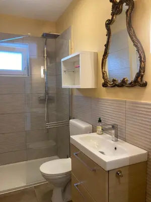 Salle de bains dans l'établissement Maison Martin de ville de style 6 pers calme terrasse