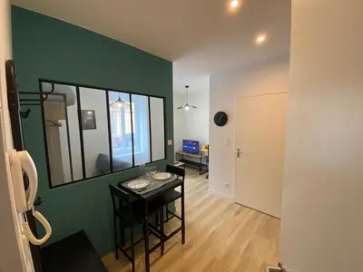Télévision ou salle de divertissement dans l'établissement Logement Neuf Cosy avec Espaces Communs Premium 01