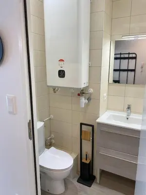 Salle de bains dans l'établissement Logement Neuf Cosy avec Espaces Communs Premium 01