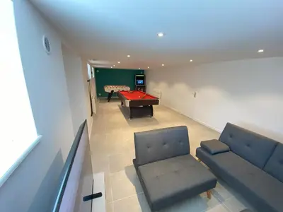 Coin salon dans l'établissement 2 logements Neuf Cosy avec Espaces Communs Premium Espace détente 23-24