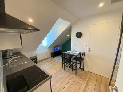 Cuisine ou kitchenette dans l'établissement 2 logements Neuf Cosy avec Espaces Communs Premium Espace détente 23-24