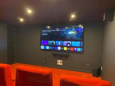 Télévision ou salle de divertissement dans l'établissement 2 logements Neuf Cosy avec Espaces Communs Premium Espace détente 23-24