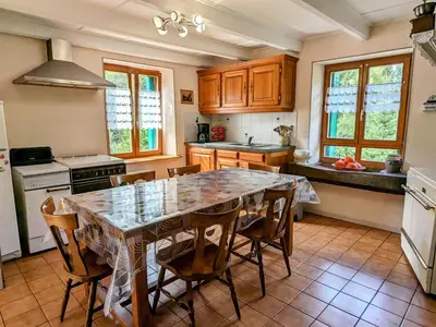 Cuisine ou kitchenette dans l'établissement Grande maison au cœur des Vosges, escapades et nature - FR-1-583-466