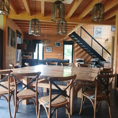 Coin salon dans l'établissement Chalet Bois le Havre du sotrè Gérardmer Sauna panoramique jacuzzi 14 personnes et 1 bébé