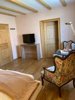 Télévision ou salle de divertissement dans l'établissement Le Val Charmant