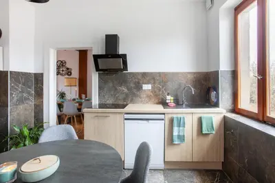 Cuisine ou kitchenette dans l'établissement ESPLANADE Maison spa jeux cinéma Colmar