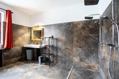 Salle de bains dans l'établissement ESPLANADE Maison spa jeux cinéma Colmar