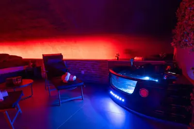 Coin salon dans l'établissement L'escapade Vosgienne, Cinéma, Balnéo