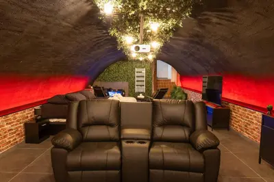 Coin salon dans l'établissement L'escapade Vosgienne, Cinéma, Balnéo